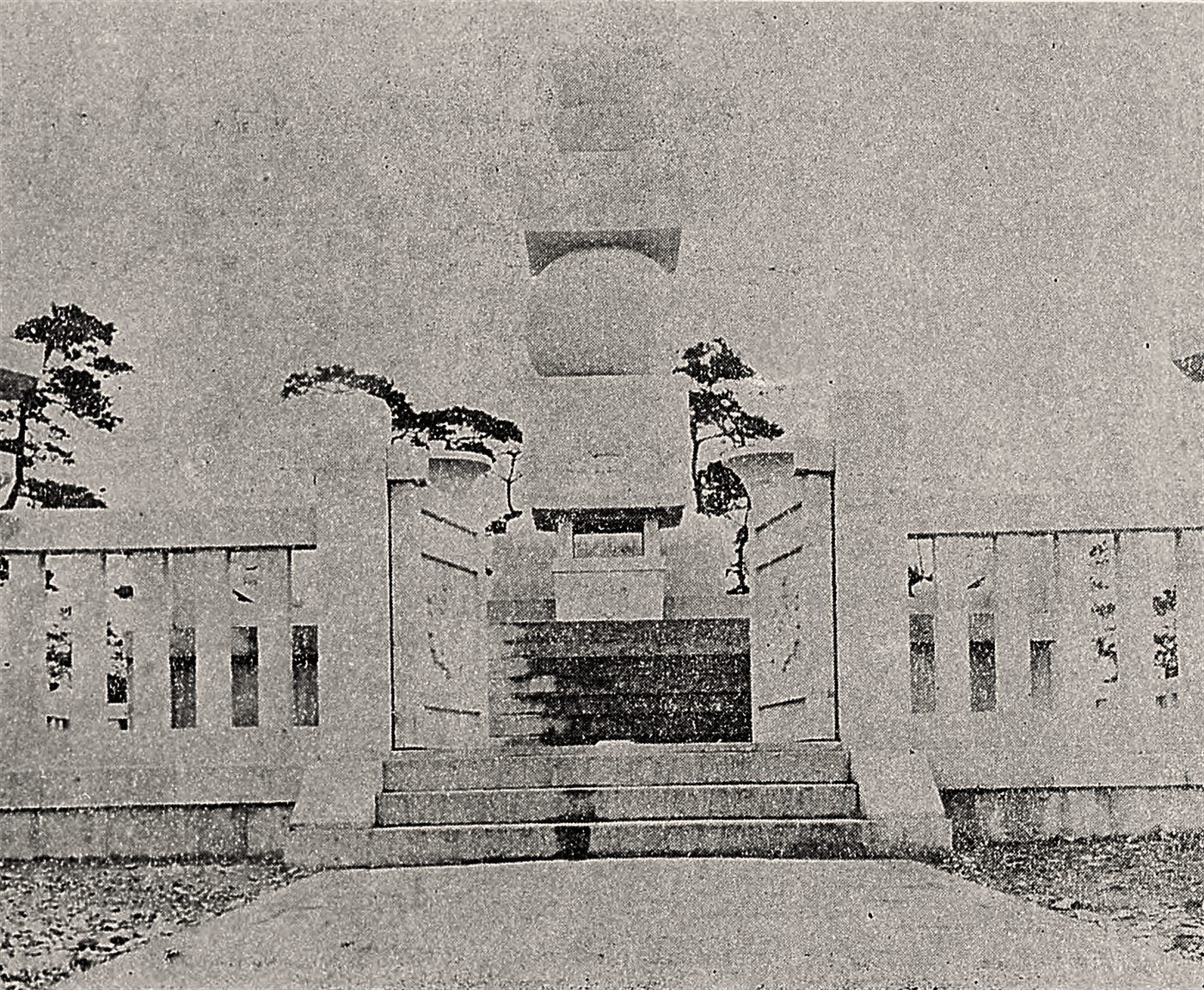 Old photograph of Hideyoshi's mausoleum, Hōkoku-byō, in the Meiji era
