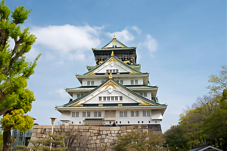 The main keep of Osaka Castle today under a blue sky