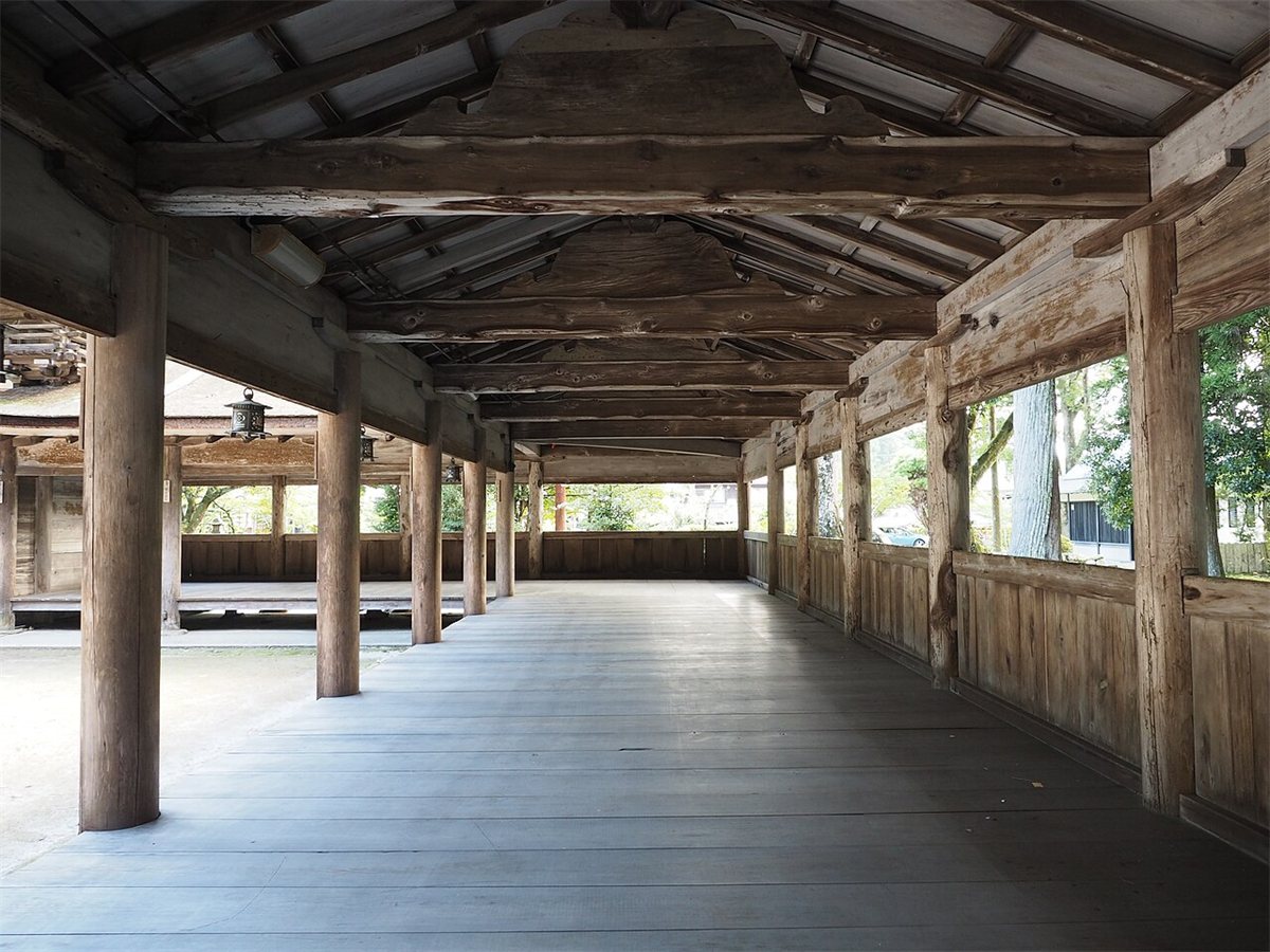 滋賀県甲賀市の油日神社の廻廊