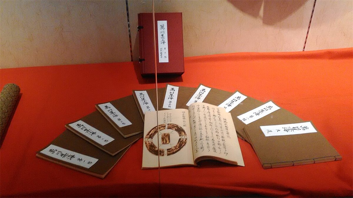 滋賀県甲賀市の忍の里プララに展示された忍術書『萬川集海』