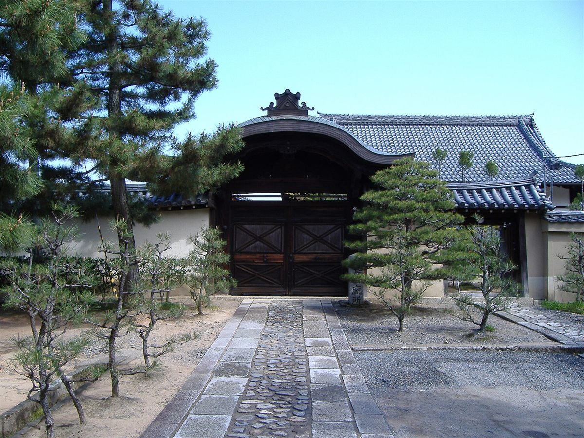 京都の大徳寺総見院の門と、石畳の参道