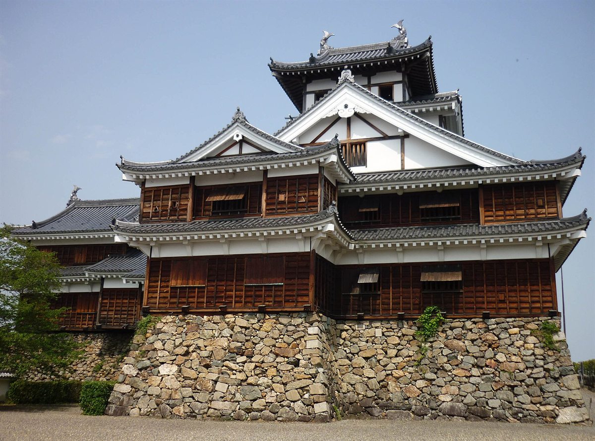 The keep of Fukuchiyama Castle on its stone walls