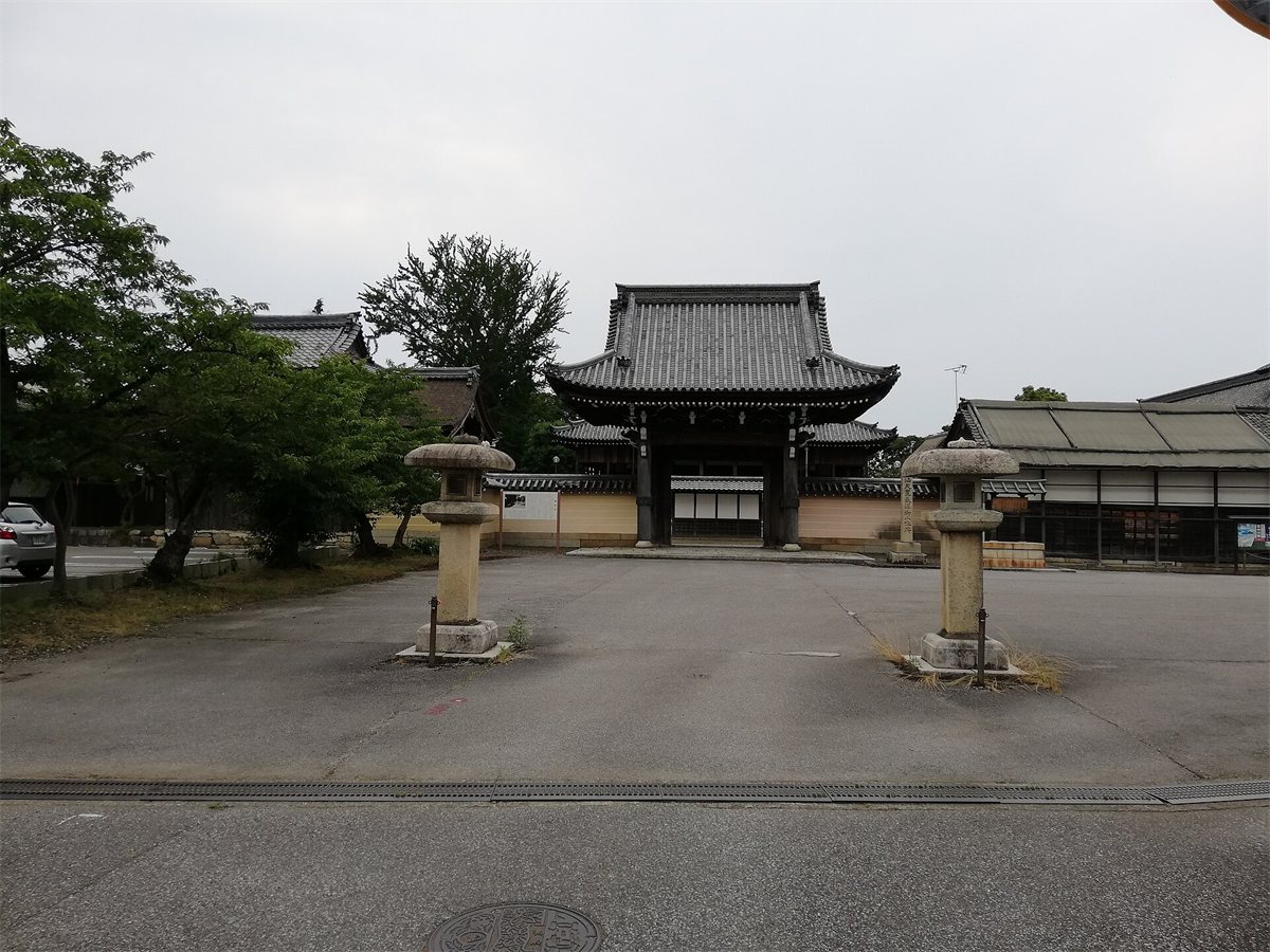 滋賀県米原市の福田寺の山門と、白い壁の長屋門