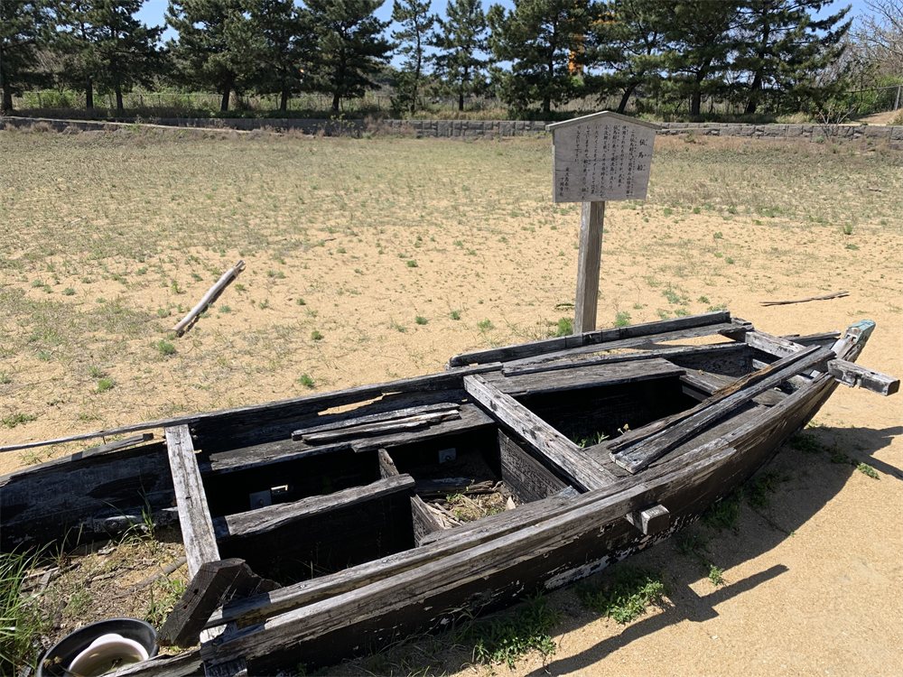 巌流島の砂地に置かれている古い木の舟