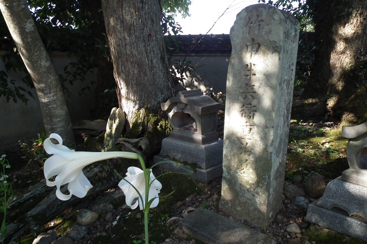 Gravestone inscribed with Takenaka Hanbei Shigeharu's name at Hiraiyama in Miki, Hyōgo
