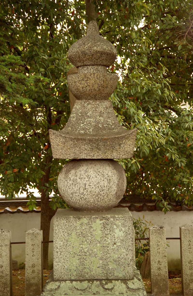 The stone five-tiered pagoda at Dainagon-zuka, said to be Toyotomi Hidenaga's grave