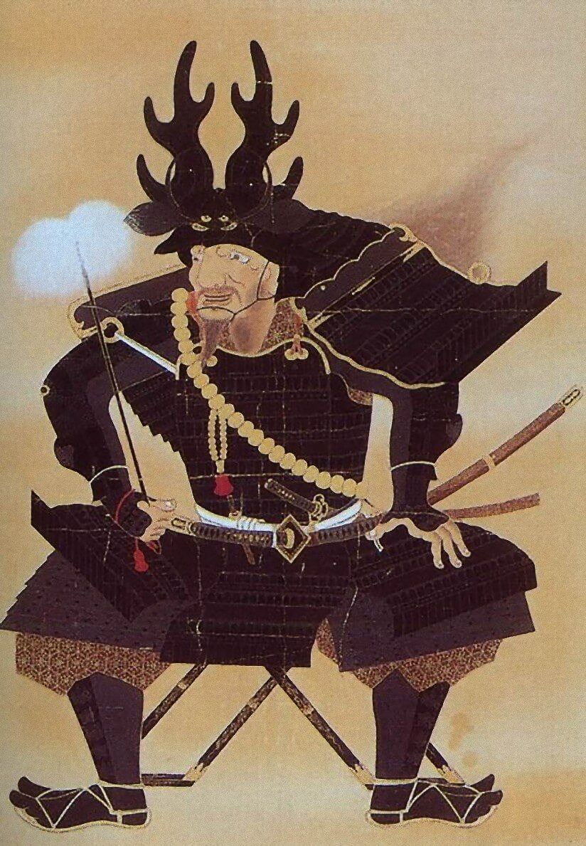 鹿の角の兜と黒い鎧を身につけ、大きな数珠を肩にかけて床几に座る本多忠勝の肖像画