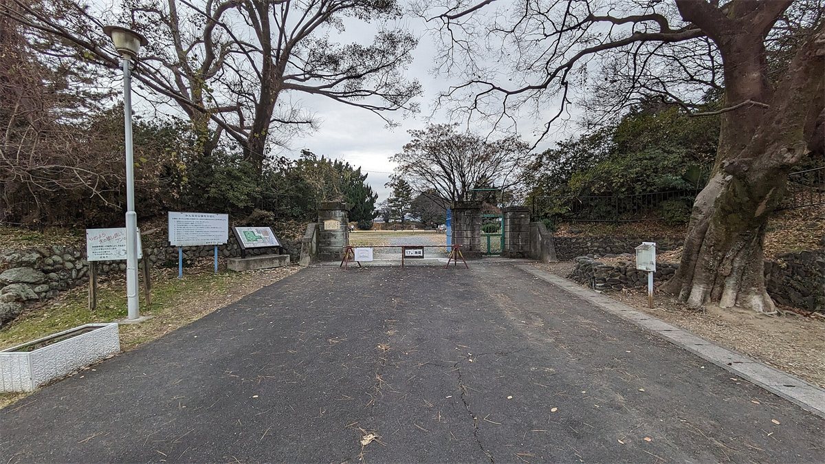 岐阜市加納丸之内の加納城跡の入り口。木々と古い石垣が見える
