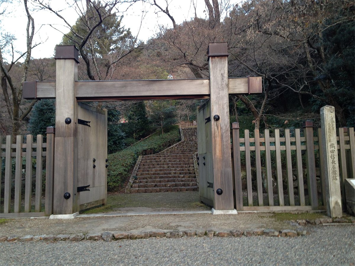 岐阜公園の信長公居館跡の木の門と石段