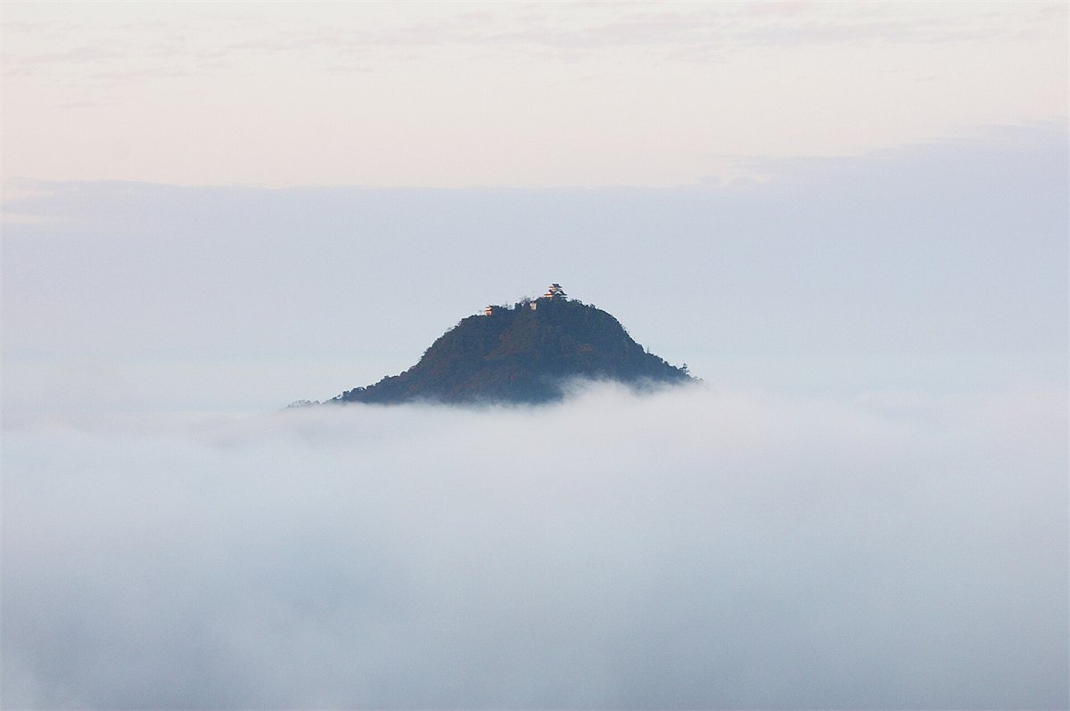 一面の雲海の上に、金華山の山頂と岐阜城が浮かんで見える