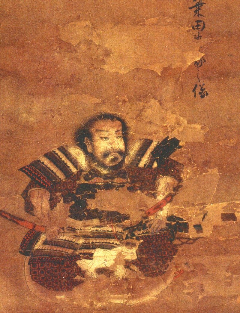 甲冑を着てあぐらをかいて座る、ひげの武将の肖像画「柴田勝家像」。右上に名前が書かれている