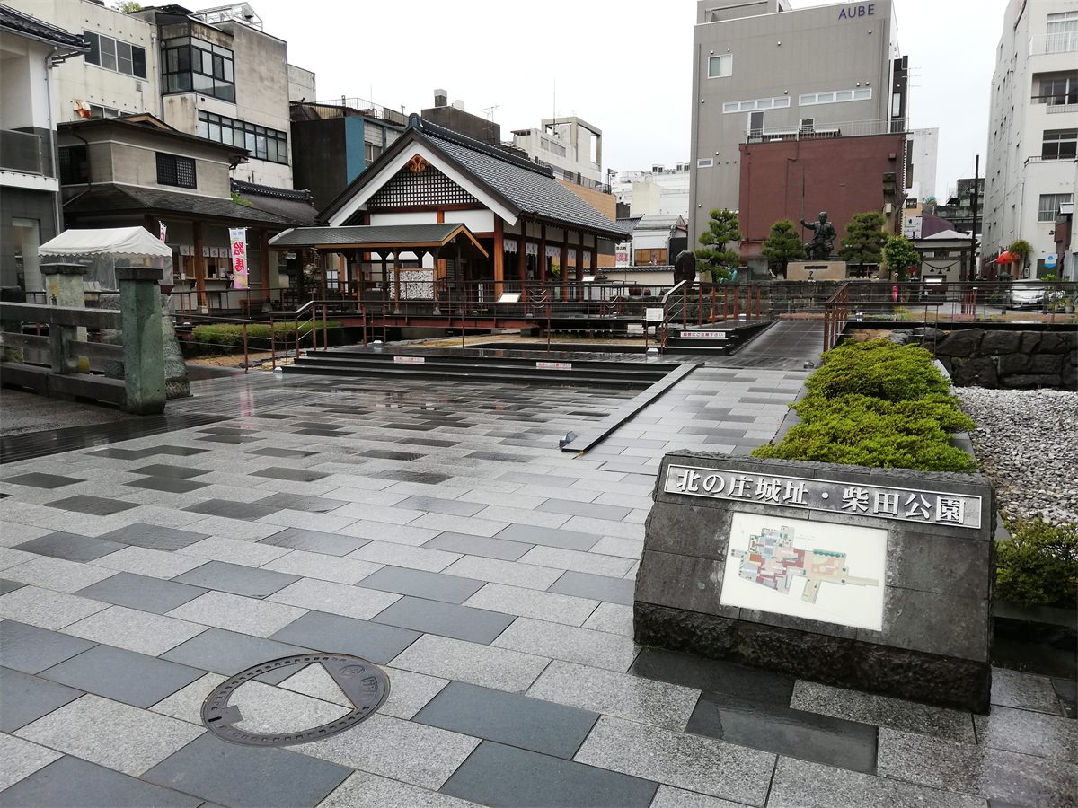 福井市の中心部にある北の庄城址・柴田公園。奥に柴田神社の社殿と柴田勝家の銅像が見える