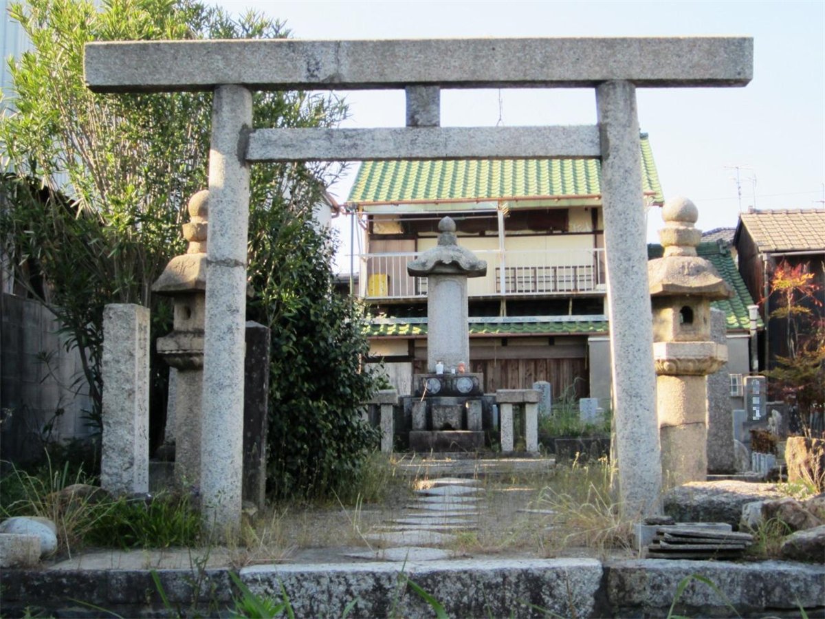 三重県桑名市の浄土寺にある、石の鳥居の奥の本多忠勝の墓所
