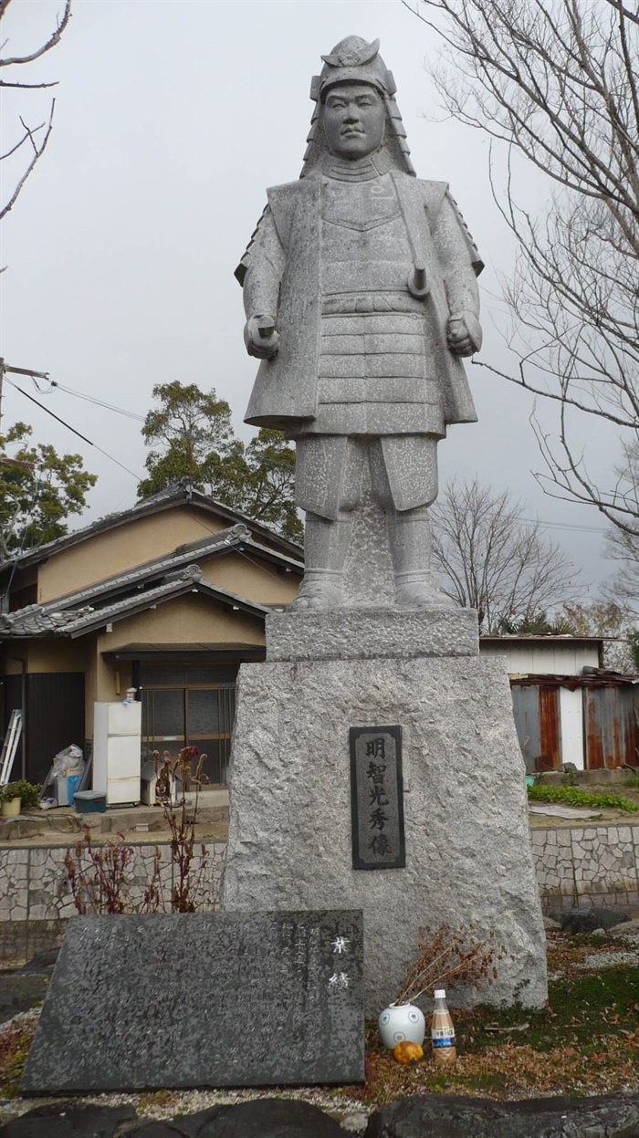Stone statue of Akechi Mitsuhide in armor at Sakamoto Castle Ruins Park