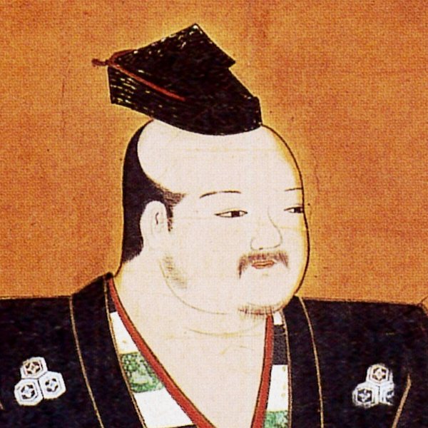 持明院の浅井長政像の顔の部分。小さな烏帽子をかぶった、ふっくらした顔の男性。袖に亀甲を3つ重ねた紋がある