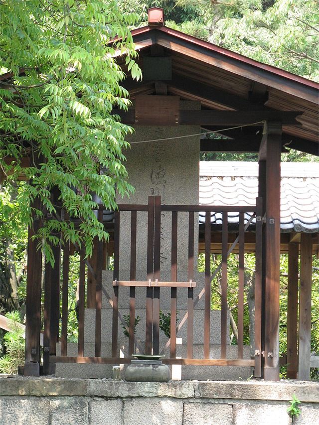 Stone monument said to be Tokugawa Ieyasu's grave at Nanshu-ji Temple in Sakai, Osaka