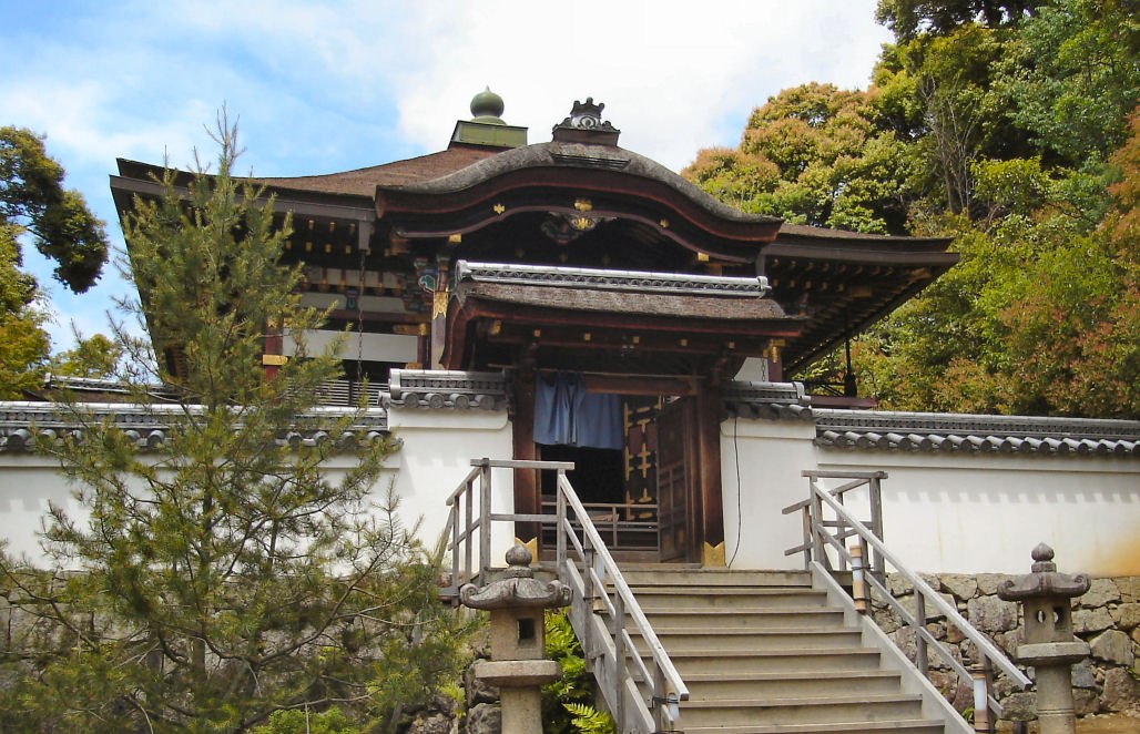 京都の高台寺の霊屋。石段の上に、反りのある屋根の小さな堂が建っている