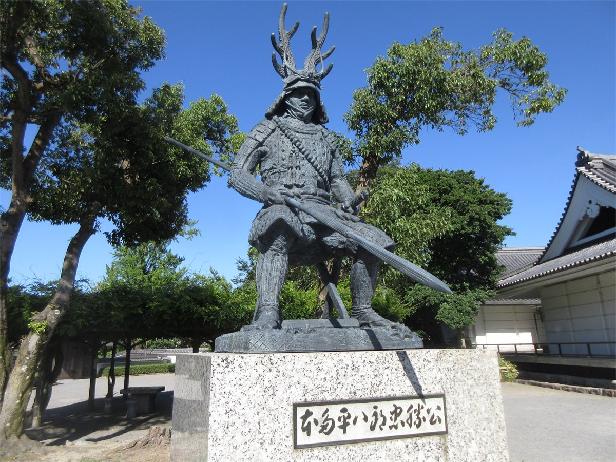 岡崎城公園に立つ、鹿の角の兜をかぶり槍を構えた本多忠勝の銅像