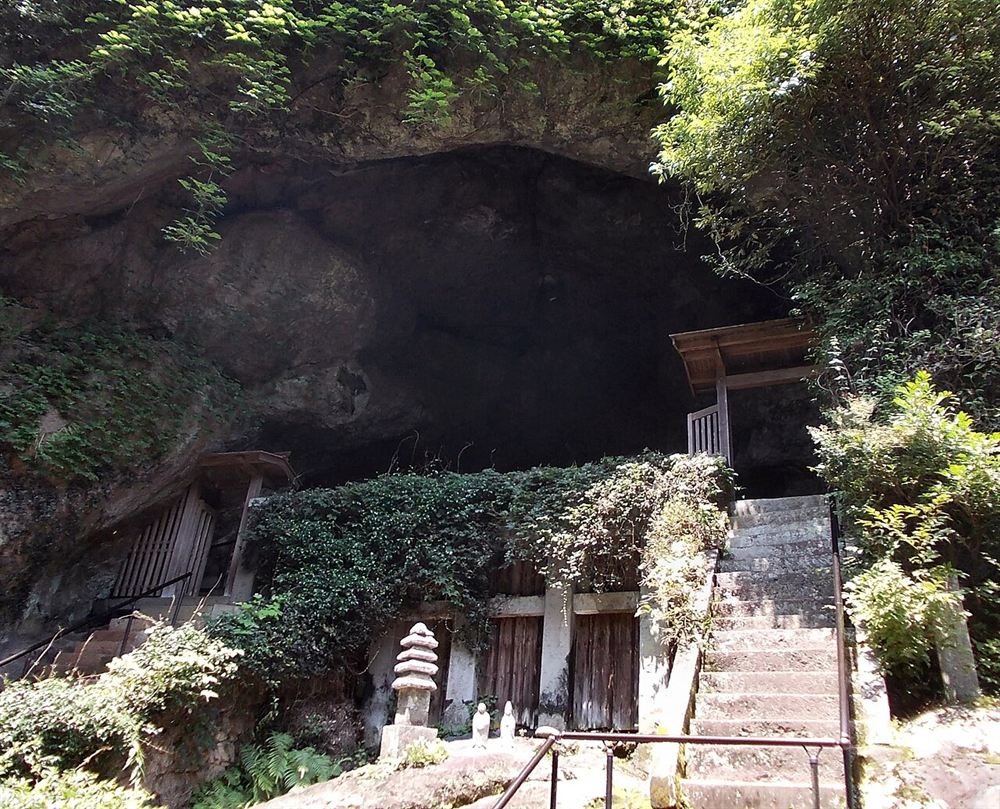 The entrance of Reigando cave in Kumamoto