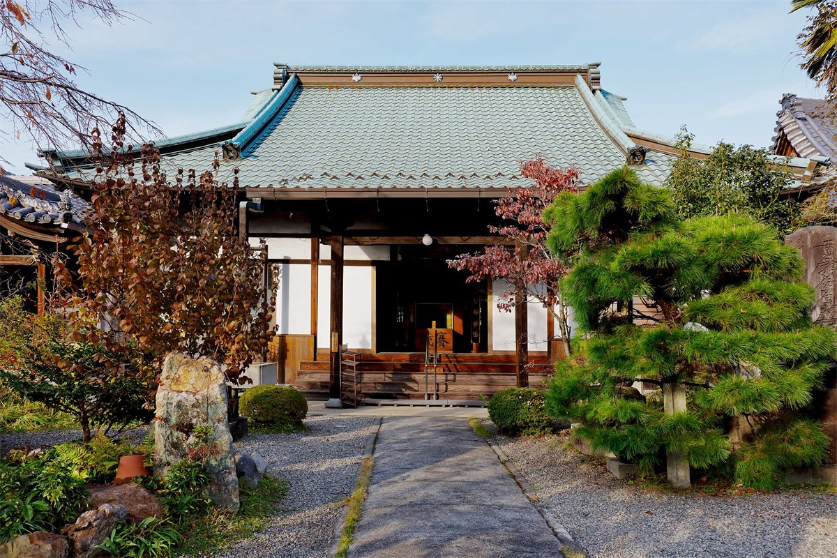 岐阜市梶川町の常在寺の本堂と、手入れされた庭の松