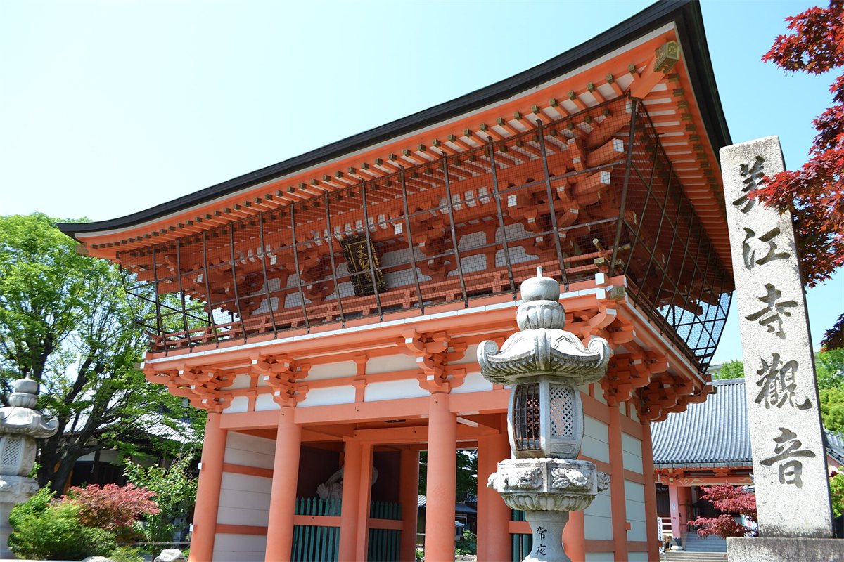 岐阜市美江寺町の美江寺の朱色の山門と寺号標