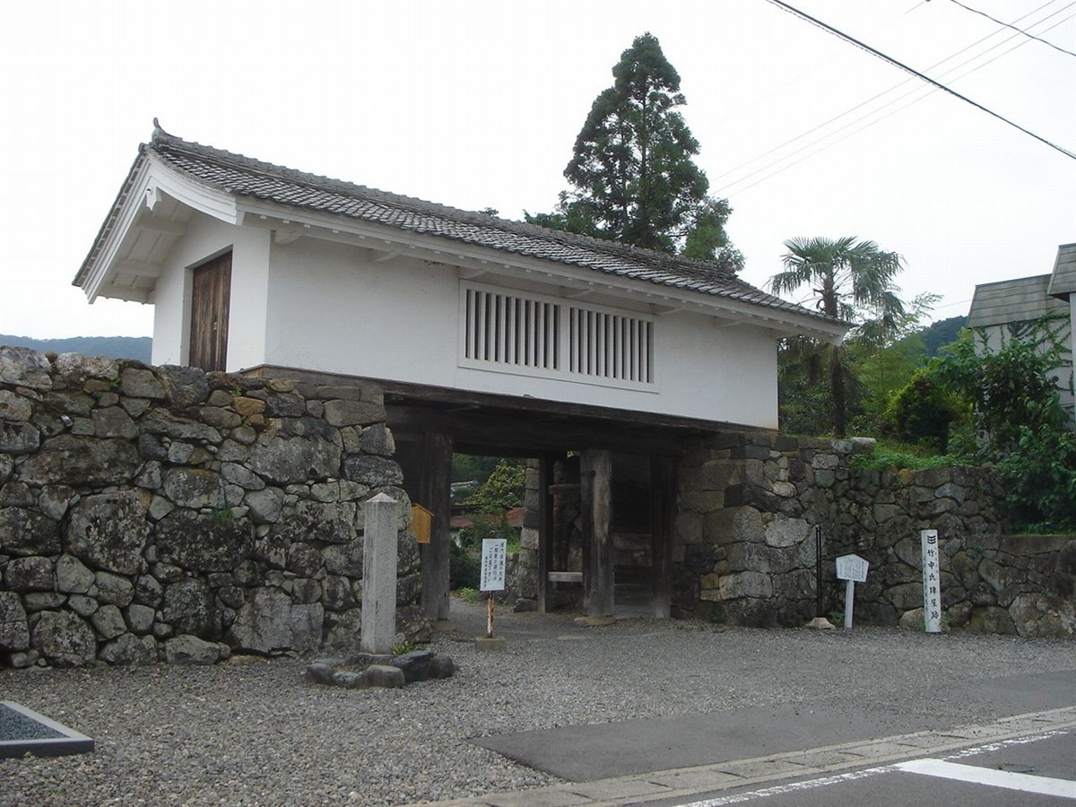 The white-walled gatehouse of the Takenaka jin'ya ruins, standing on old stone walls