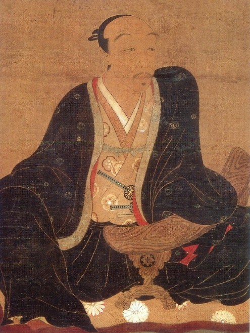 黒い羽織を着て座り、ひじかけにもたれる年配の武将を描いた前田利家の肖像画
