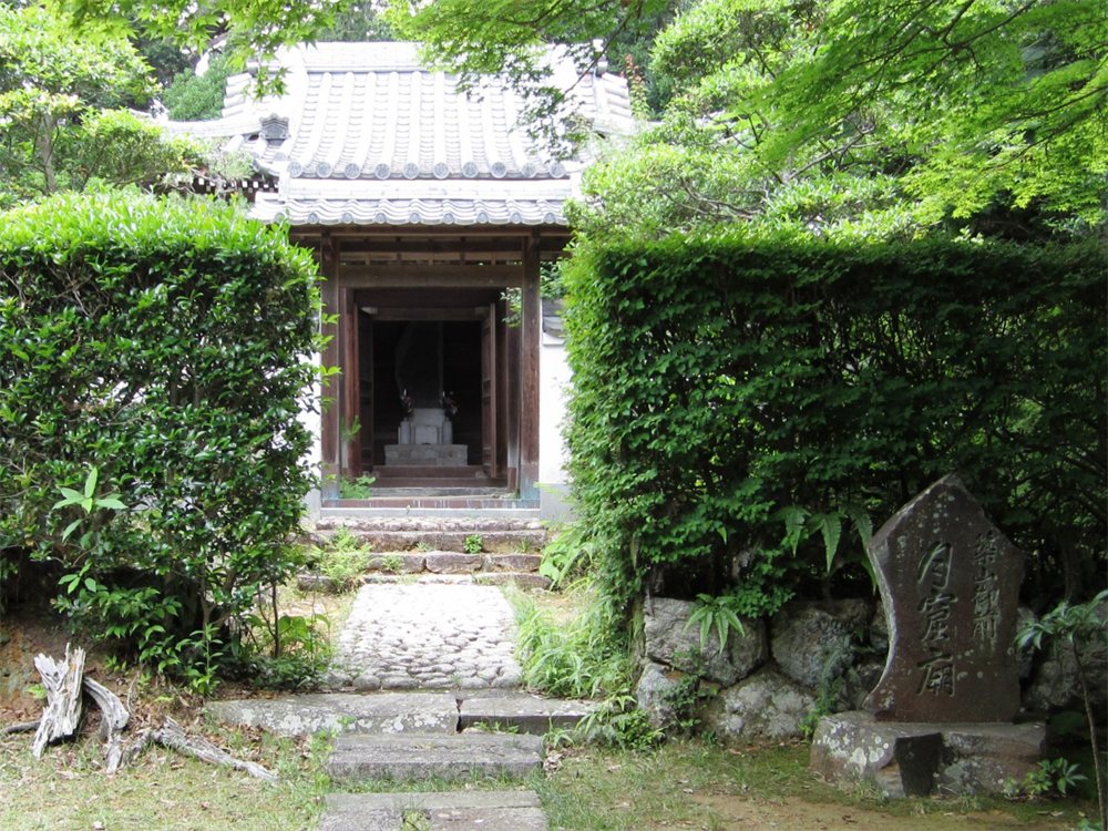 浜松市の西来院にある築山殿の霊廟・月窟廟の門と、緑の生け垣