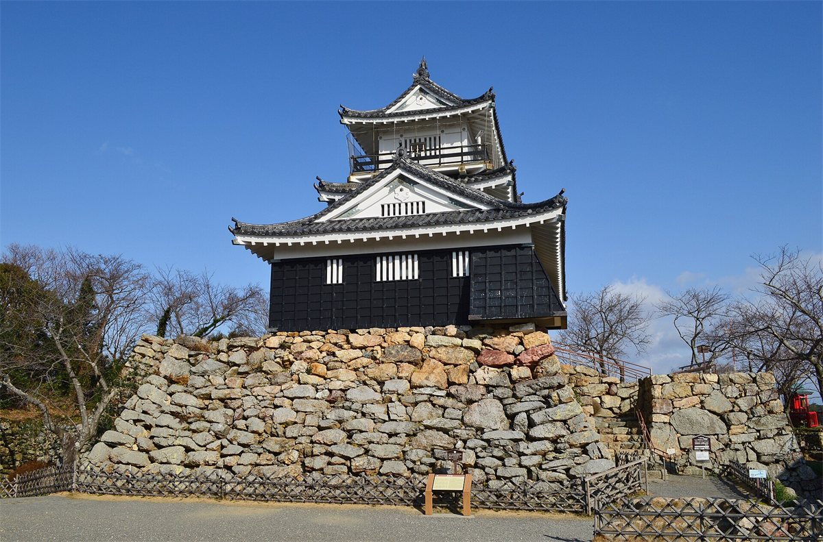 石垣の上に立つ浜松城の天守。今の天守は昭和に建てられたもの
