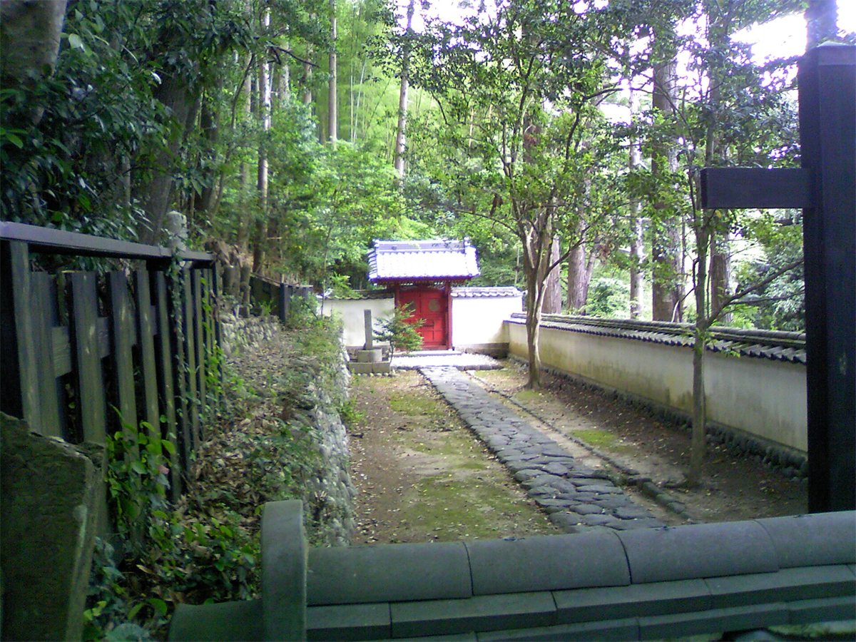 浜松市天竜区の清瀧寺にある松平信康の廟の赤い門と、門へ続く石畳の道